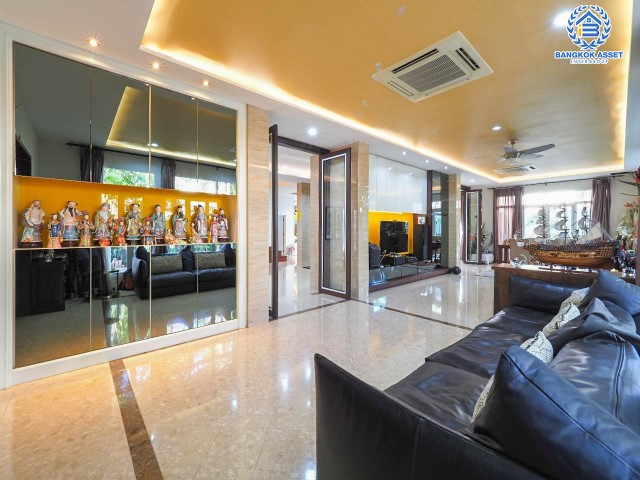 *****บ้านเดี่ยวมือสองย่านกรุงเทพฯ ม.เอ็นริช พาร์ค กาญจนาภิเษก หลังมุม เนื้อที่กว้างเกือบ 263 ตร.ว. ฟังก์ชัน 3 ห้องนอน 4 ห้องน้ำ ที่จอดรถ 4 คัน บ้านหลังใหญ่ ตกแต่งพร้อมอยู่ พื้นที่รอบบ้านกว้างขวาง โครงการอยู่ติดถนนกาญจนาภิเษก เดินทางสะดวกด้วยรถไฟฟฟ้าสายสีน้ำเงิน "สถานีหลักสอง" จองเลย!